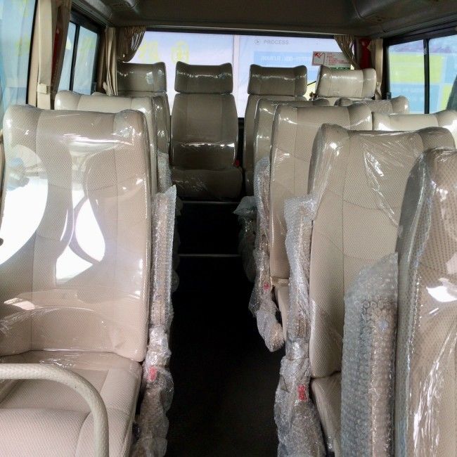 নিরাপদ যাত্রী পরিবহনের জন্য শীতাতপ নিয়ন্ত্রিত এবং ট্র্যাকশন কন্ট্রোল সহ ৩২-সিটার ডিজেল কোস্টার বাস